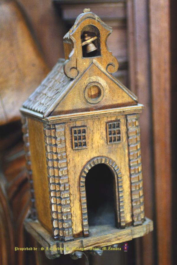 Detalle de la iglesia que porta San Agustín en su mano, imagen del Coro de la Catedral de Málaga // M. ZAMORA