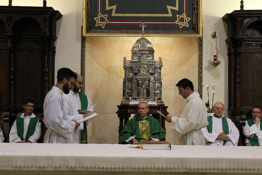 Los seminaristas que serán ordenados el 21 de octubre firman la profesión de fe, el celibato y la obediencia // F. J. ARROCHA