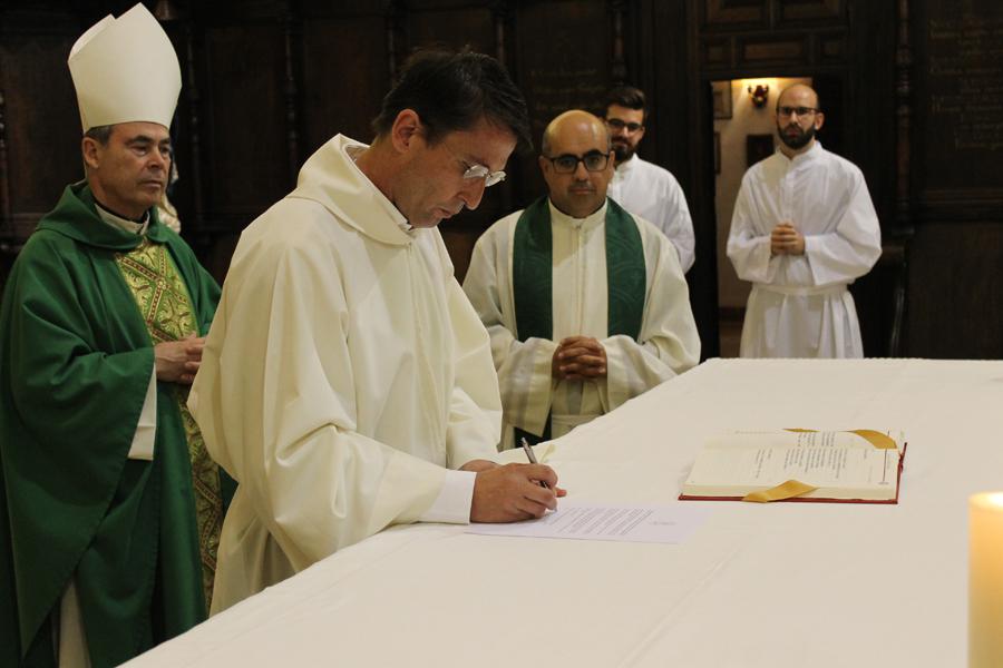Los seminaristas que serán ordenados el 21 de octubre firman la profesión de fe, el celibato y la obediencia // F. J. ARROCHA
