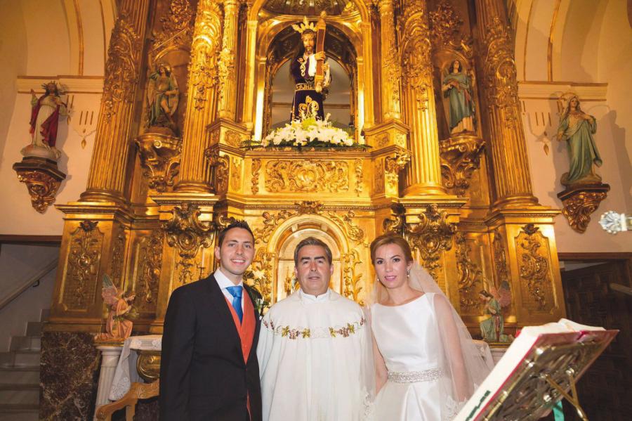 El sacerdote Javier Guerrero junto a una pareja de recién casados