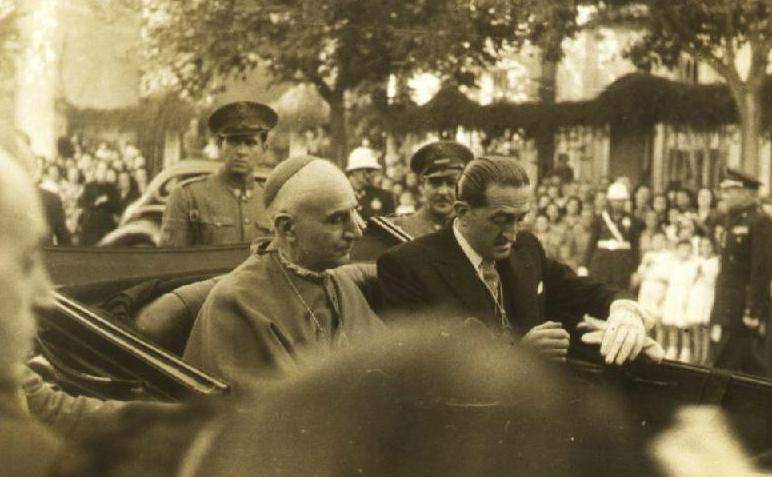 Llegada a Málaga del Obispo Angel Herrera Oria. Junto a él, el Alcalde de Málaga José Luis Estrada. FOTO: Archivo Municipal