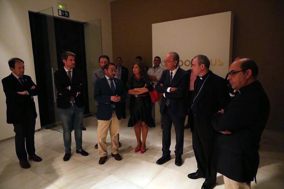 El obispo y el alcalde, ante el Cautivo, con los miembros de la Junta de Gobierno de la Cofradía