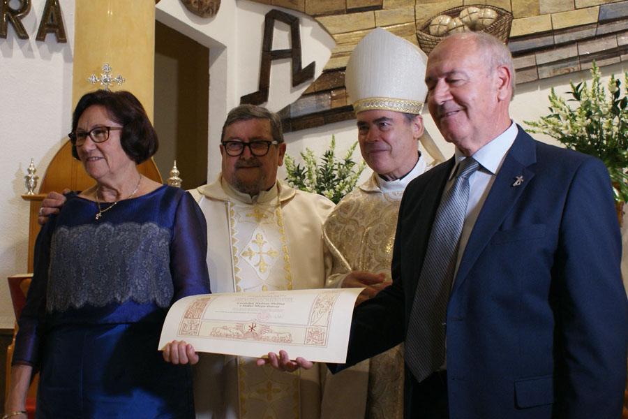 Entrega de la medalla pro ecclesia malacitana a Cristóbal Medina e Isabel Moya. FOTO: D. VIZCAÍNO