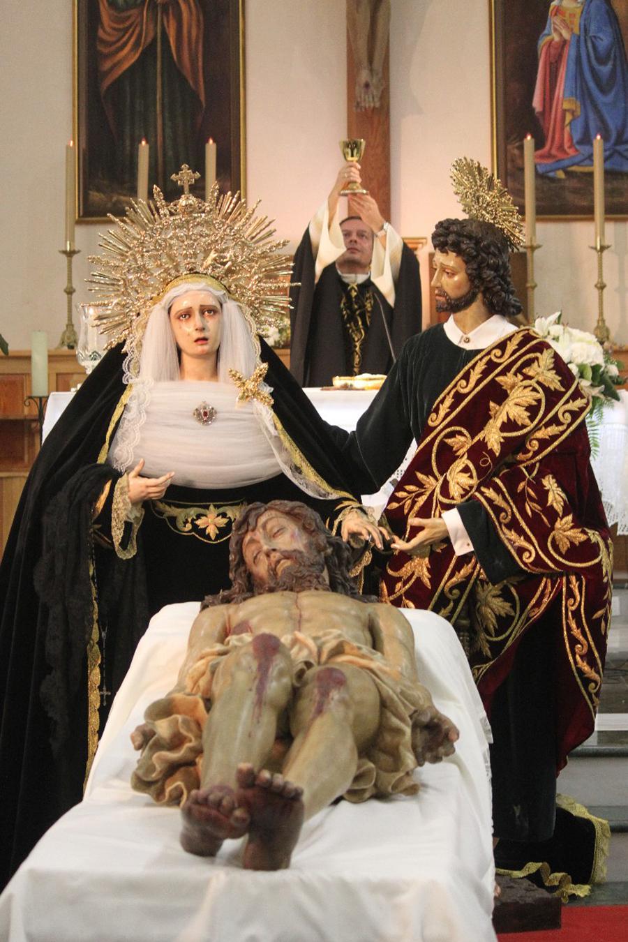 Bendición de la imagen de san Juan Evangelista en la parroquia de Nuestra Señora del Carmen de Fuengirola // M. DÍAZ