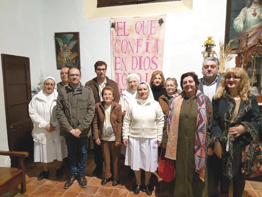 Participantes en la Jornada de Puertas Abiertas. Detrás, en el centro, la madre Elena