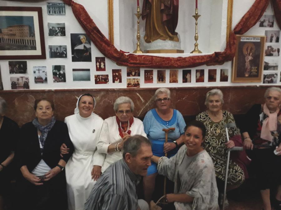 Residentes, religiosas y voluntarios en la exposición fotográfica del Centenario