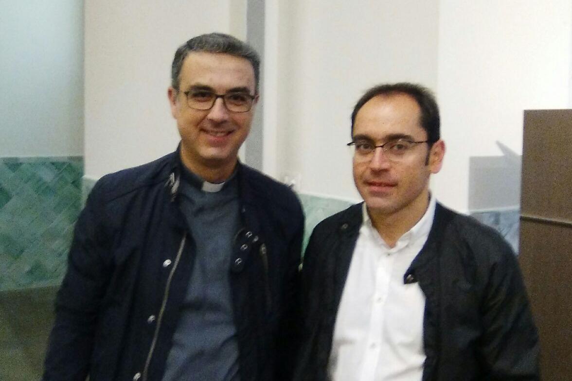 El delegado de Juventud, Salvador Gil, junto al director de Cáritas Diocesana, Francisco Sánchez // I. MARTOS