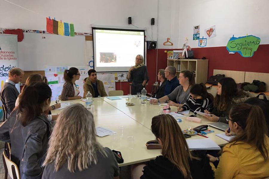 Estudiantes daneses "aprenden" en un colegio de La Palmilla