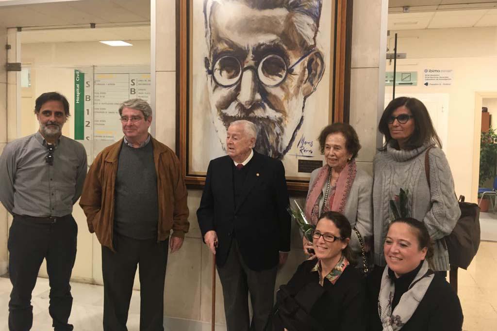 Familia del Sr. Gálvez junto al autor del mural durante el acto de homenaje al Dr. Gálvez. FOTO: TERESA JIMÉNEZ