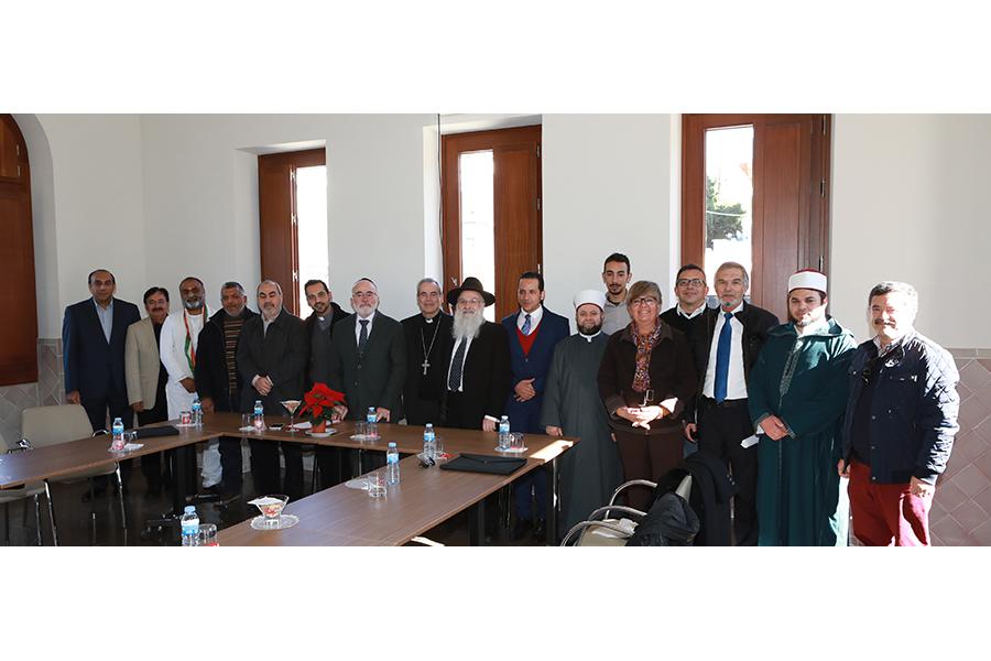 Encuentro con los líderes de diversas religiones, celebrado en la Casa Diocesana // S. FENOSA