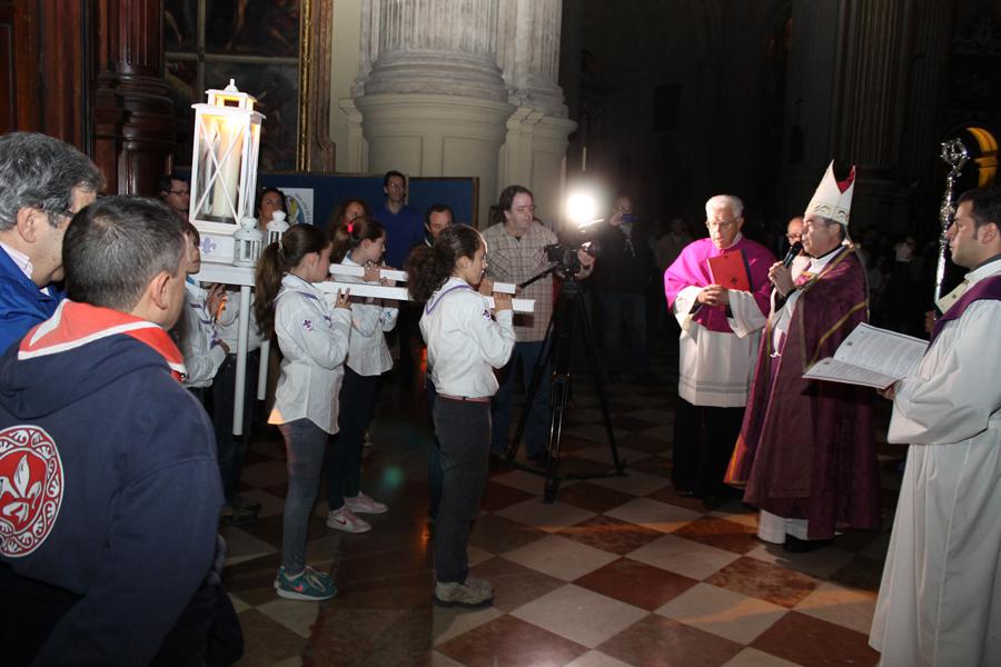 Luz de la Paz de Belén en la Catedral de Málaga 