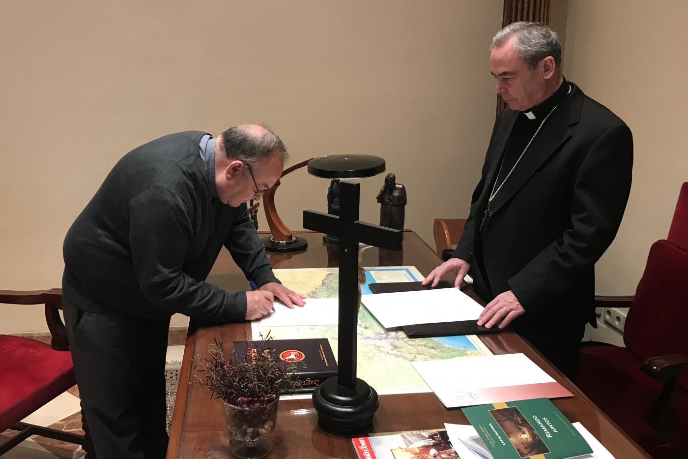 Juramento y profesión de fe del nuevo delegado de Hermandades y Cofradías, el sacerdote Manuel Ángel Santiago