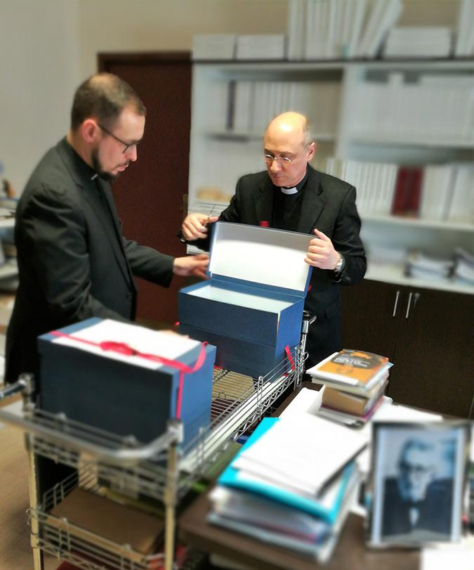 Apertura de la fase romana de beatificación del Dr. José Gálvez Ginachero.  A la derecha, Mons. Pappalardo y a la izquierda, Salvador Aguilera.