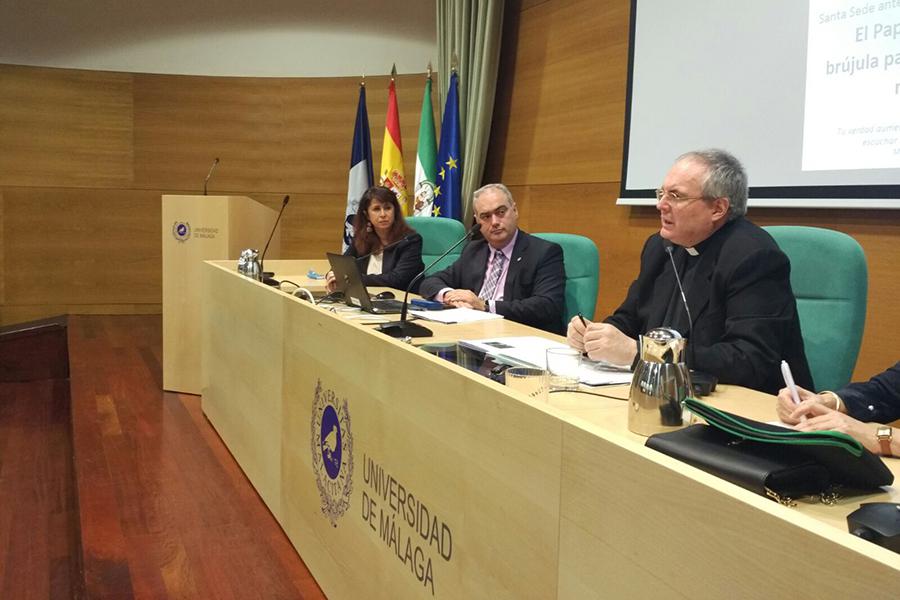 Conferencia de Monseñor Fernando Chica en "El Atrio de los Gentiles" organizado por Pastoral Universitaria // P. SÁNCHEZ PAJARERO