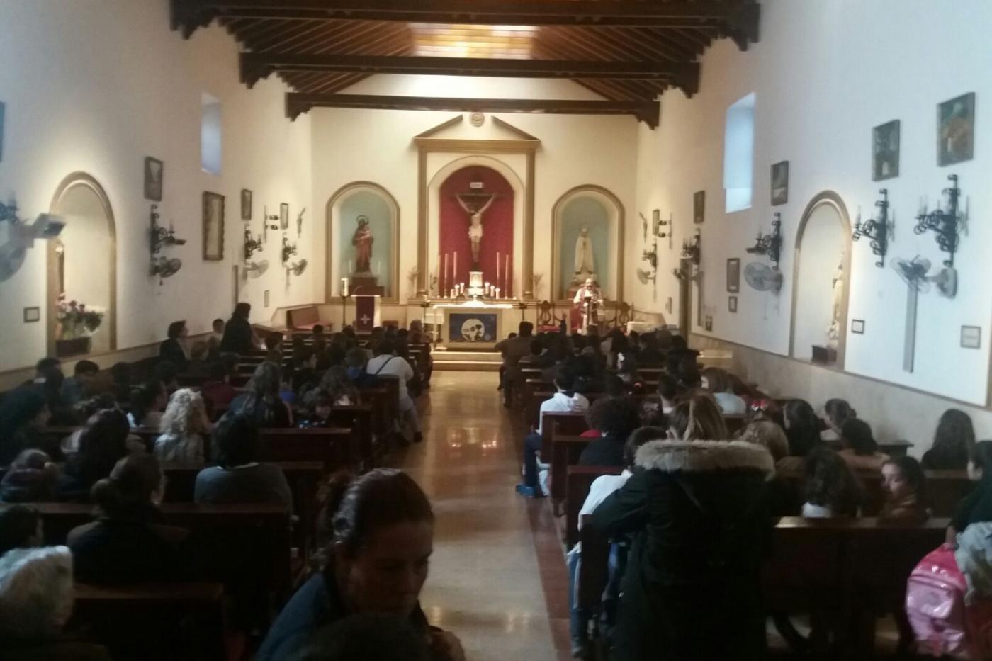 Los niños y jóvenes de Álora rezan el vía crucis // A. GARCÍA