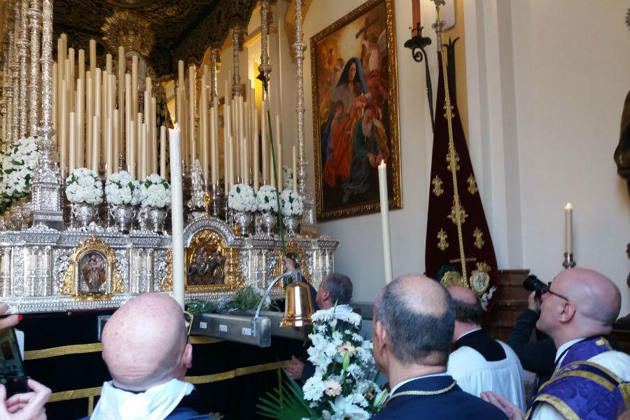 Los tronos malagueños encienden sus candelerías con la Luz de la Paz de Belén