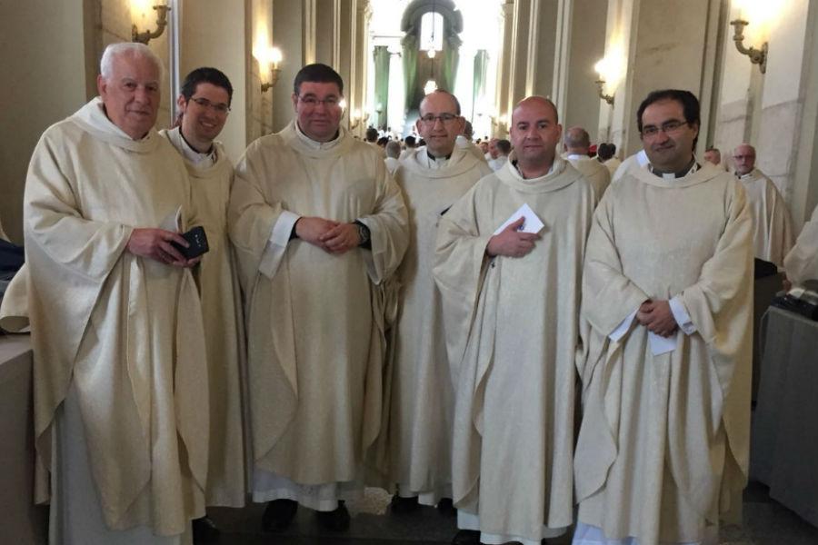Minutos antes de comenzar la concelebración de la Eucaristía con el Papa Francisco en el Domingo de la Divina Misericordia