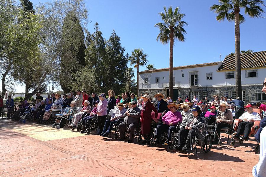 Jardines de la casa de acogida para enfermos de sida Colichet y del centro gerontológico El Buen Samaritano // I. MARTOS