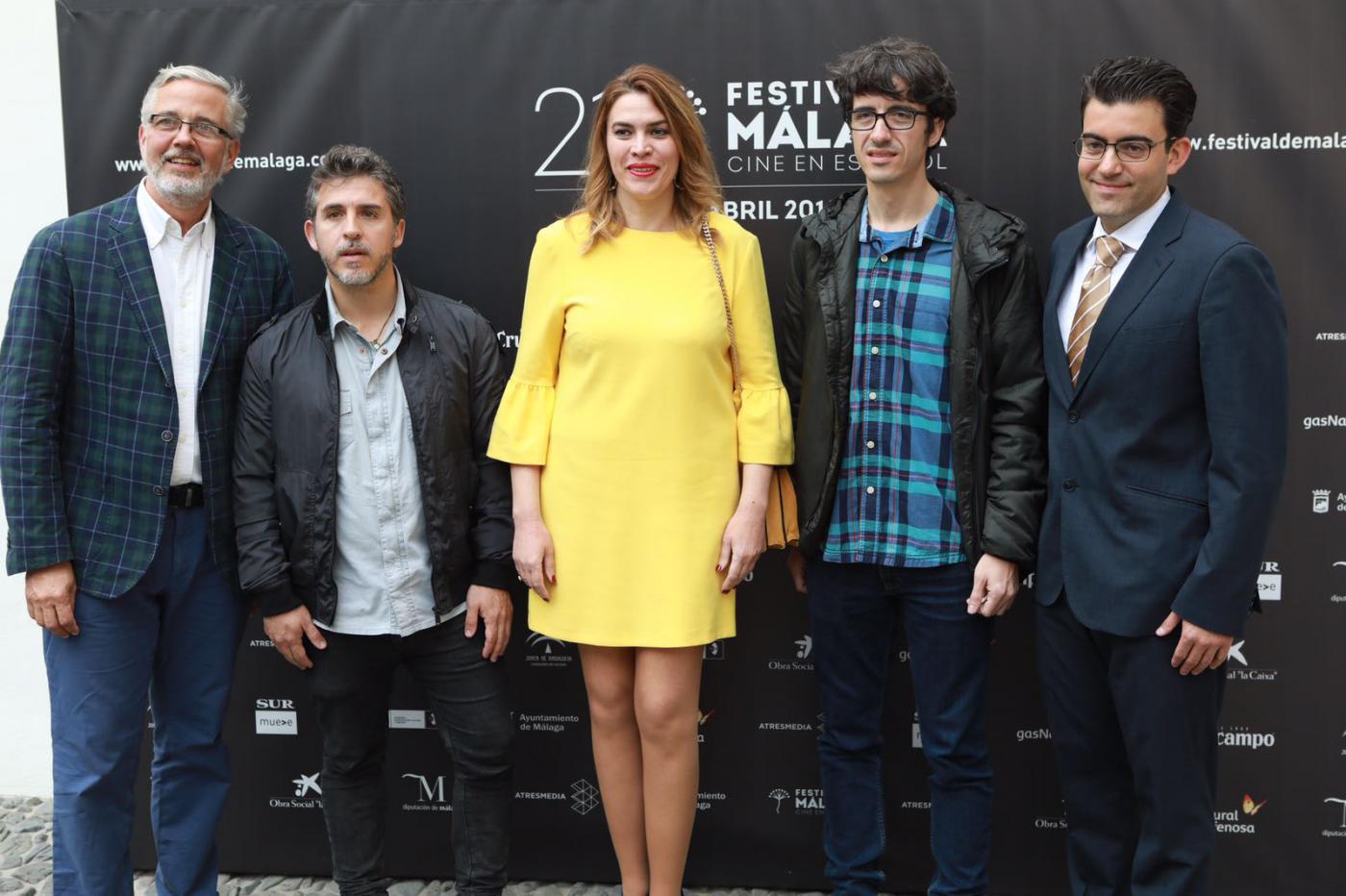 El Jurado Signis con los hermanos César y José Esteban Alenda, directores de la película “Sin Fin”.