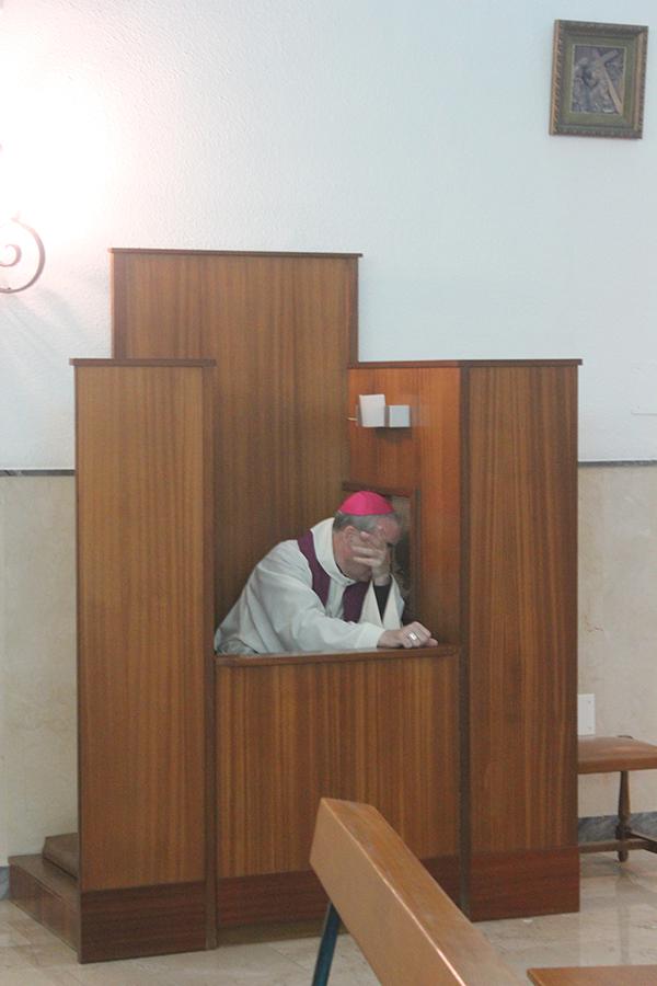 El Sr. Obispo confesando en la parroquia de La Natividad durante la Visita Pastoral. FOTO: Francisco Cantos Amaya
