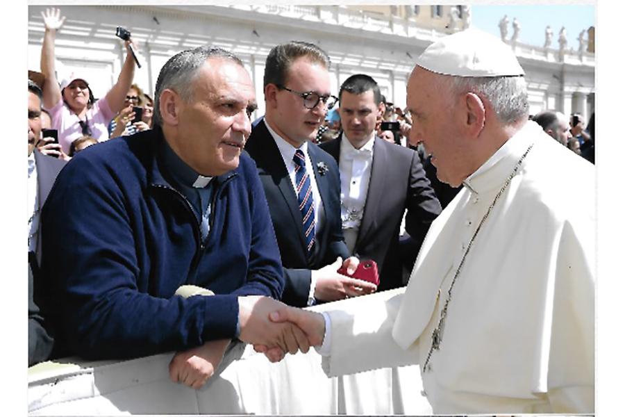 El hermano Correa presenta la Ciudad de los Niños al Papa