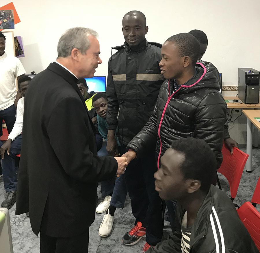 El Obispo de Málaga visita el centro de acogida de inmigrantes de las Damas Apostólicas