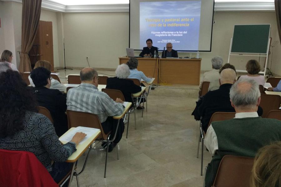 Conferencia del profesor Francisco Castro en el ciclo "Retos de a indiferencia religiosa hoy" // PEPE QUADIO