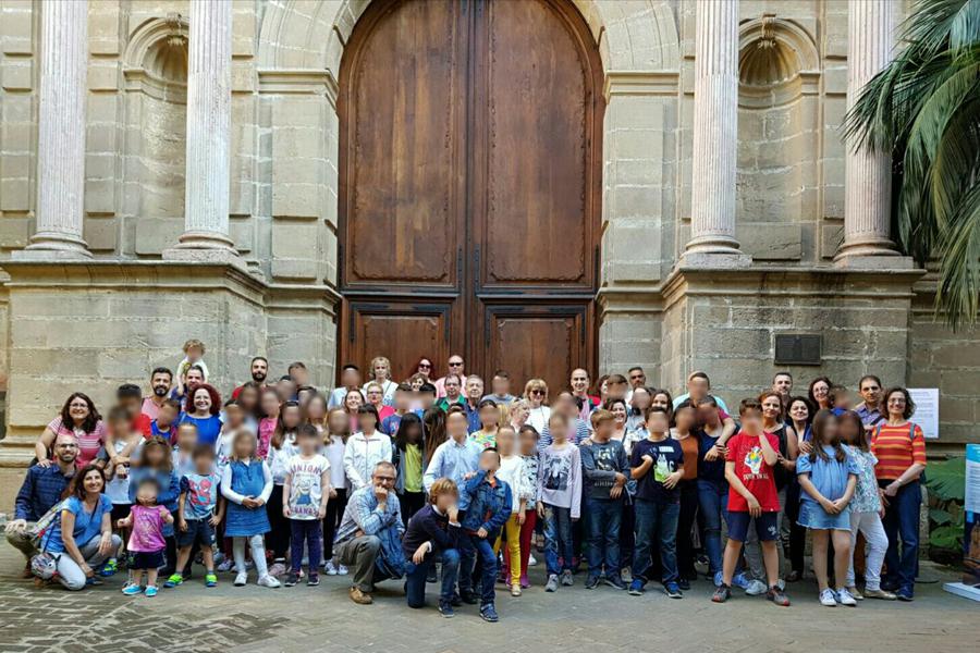 Niños, catequistas y padres de la Amargura visitan las cubiertas de la Catedral