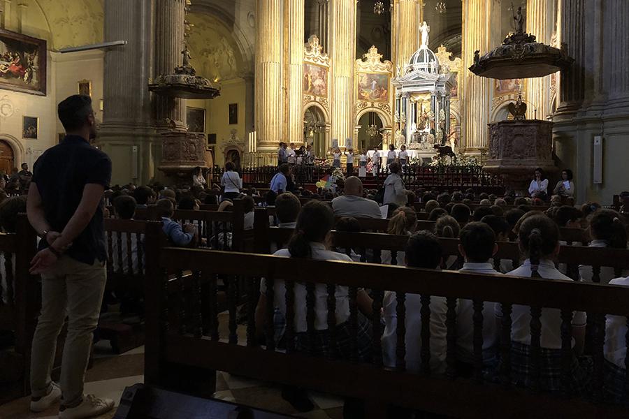 El Colegio San Manuel peregrina a la Catedral para visitar a la Patrona de Málaga