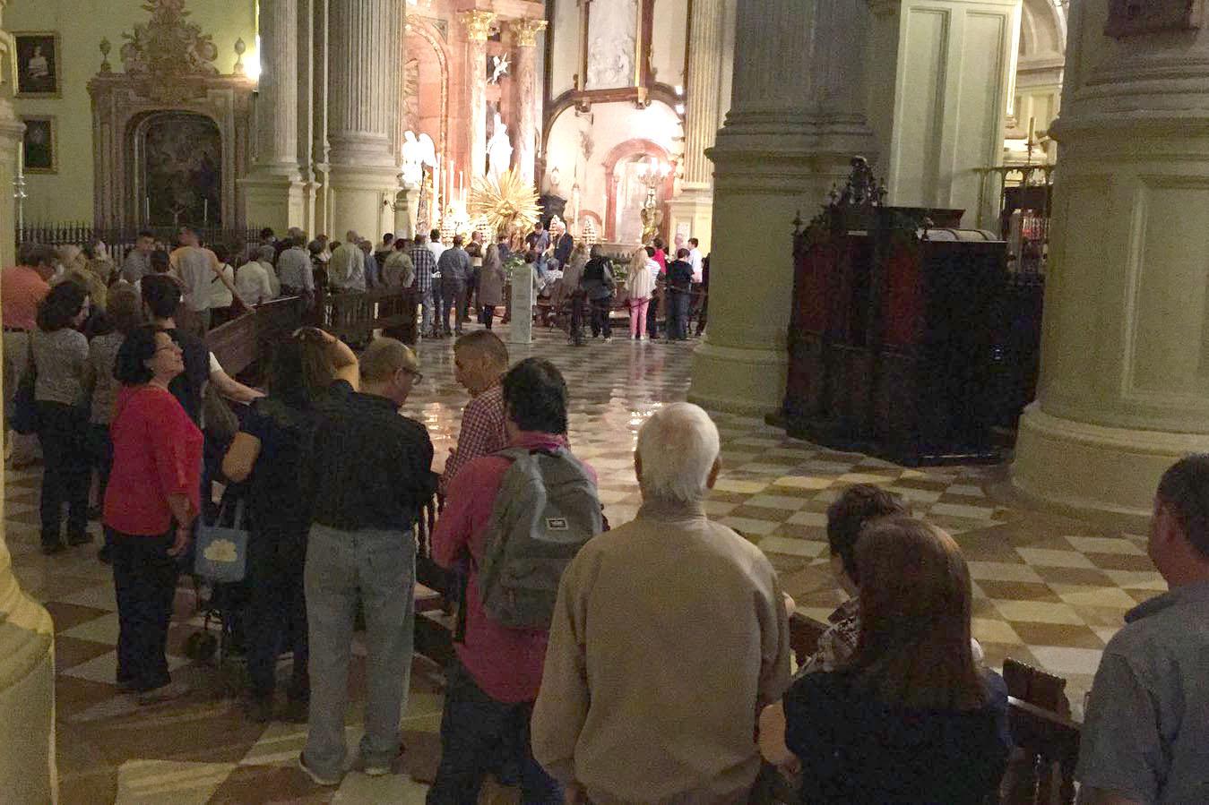 Largas colas para el besamanos de la patrona