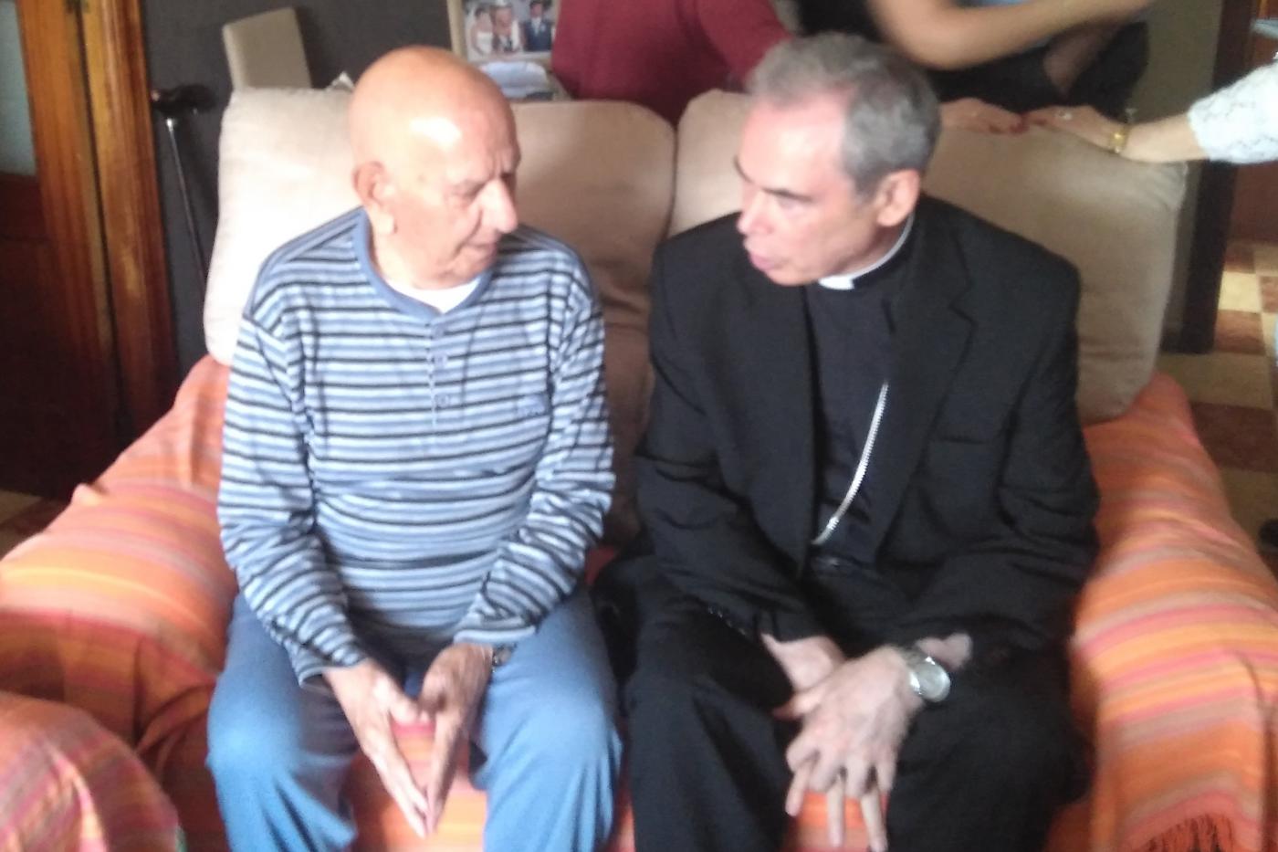 Visita Pastoral del obispo de Málaga, Jesús Catalá, a la parroquia Virgen del Camino, en Málaga // L. ANTOLÍN