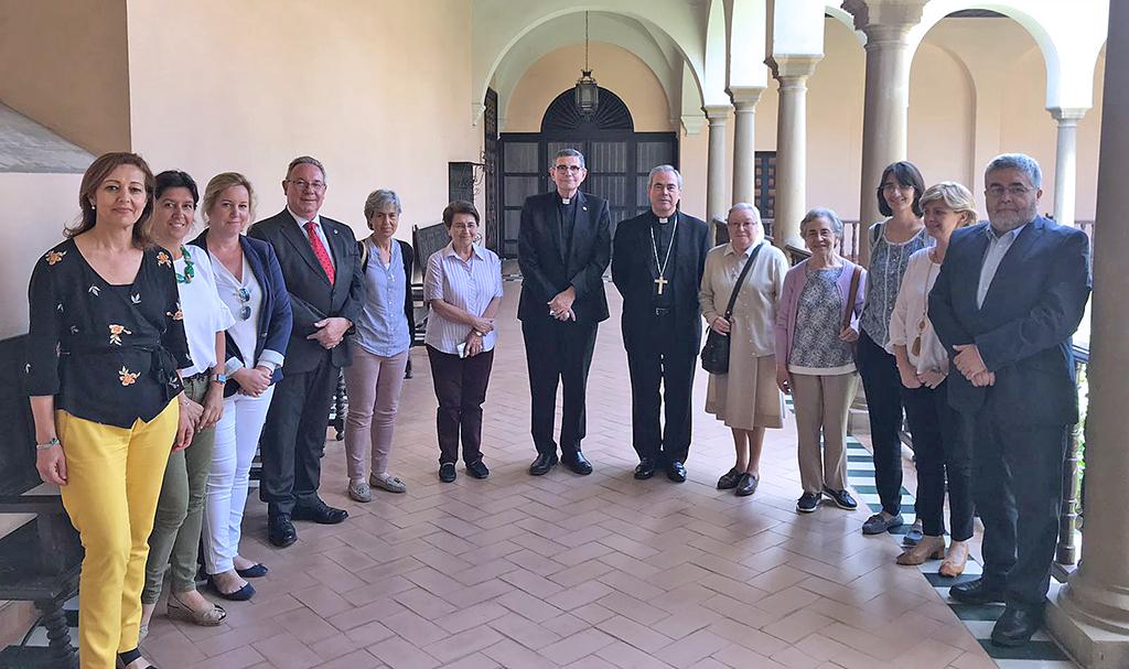 D. Jesús Catalá, junto a los representantes de la Fundación Victoria y las Hermanas de la Presentación de la Virgen María de Granada