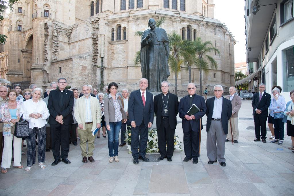 Ofrenda floral ante la estatua de D. Ángel Herrera Oria en el 50 aniversario de su muerte, en la Catedral de Málaga, el 7 de junio de 2018. F. GRIÑÁN