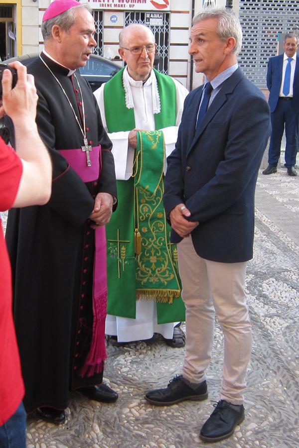 Don Jesús Catalá conversa con el alcalde de Campillos, D. Francisco Guerrero