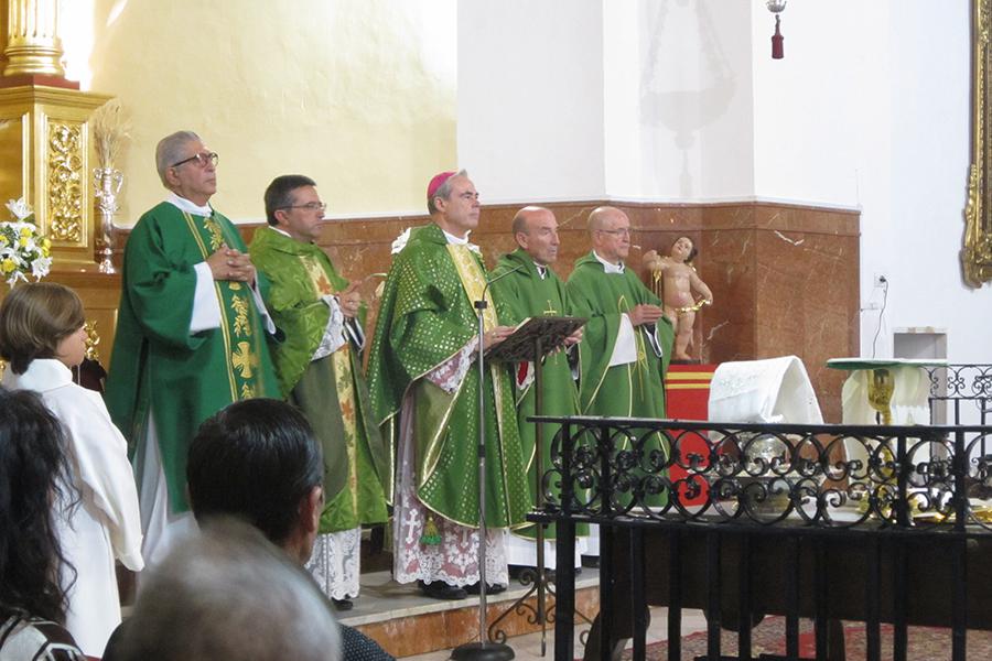 Don Jesús Catalá en su visita a Santa María del Reposo, en Campillos, para bendecir las obras
