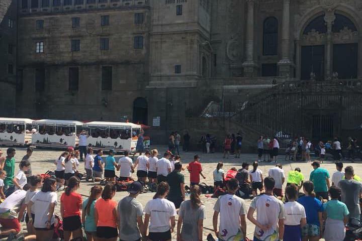 Los jóvenes de Torremolinos abrazan al Apóstol Santiago