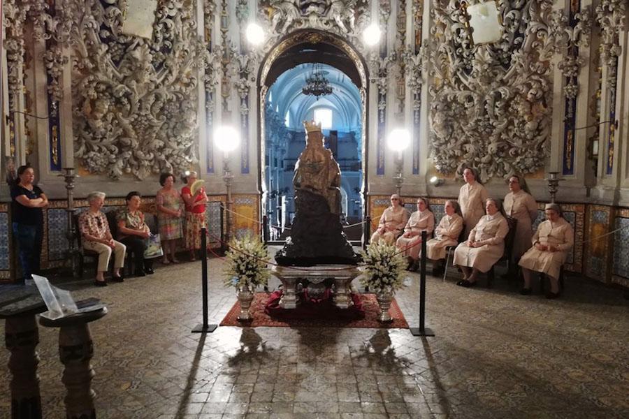 Fieles rezando ante la imagen de Santa Mª de la Victoria // RUBEN 