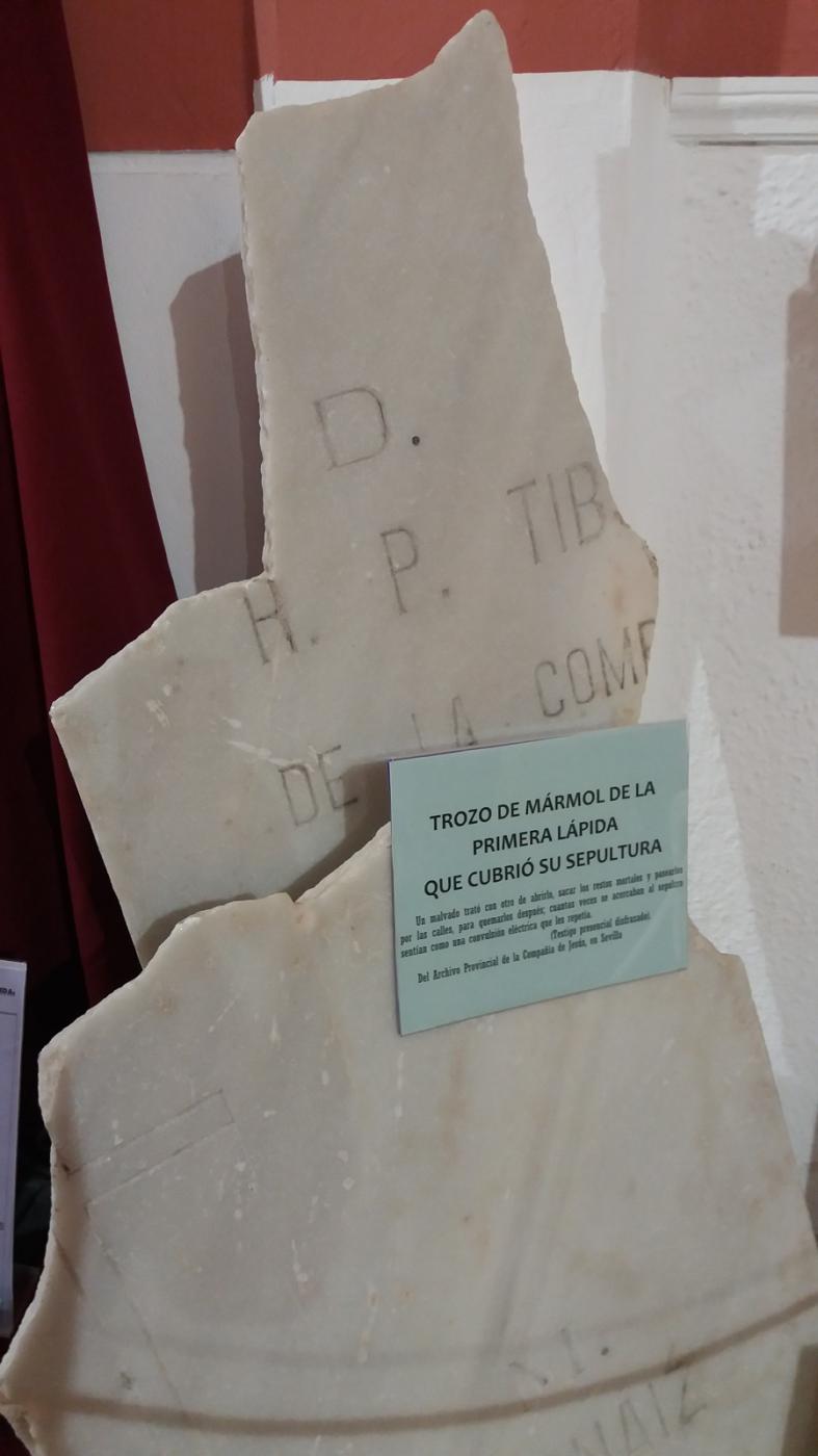 Trozo de mármol que cubrió la primera lápida del Padre Arnaiz