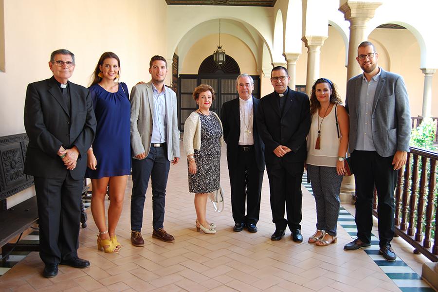 Don Jesús Catalá y José Sánchez Herrera, con Rafael Carmona y su familia