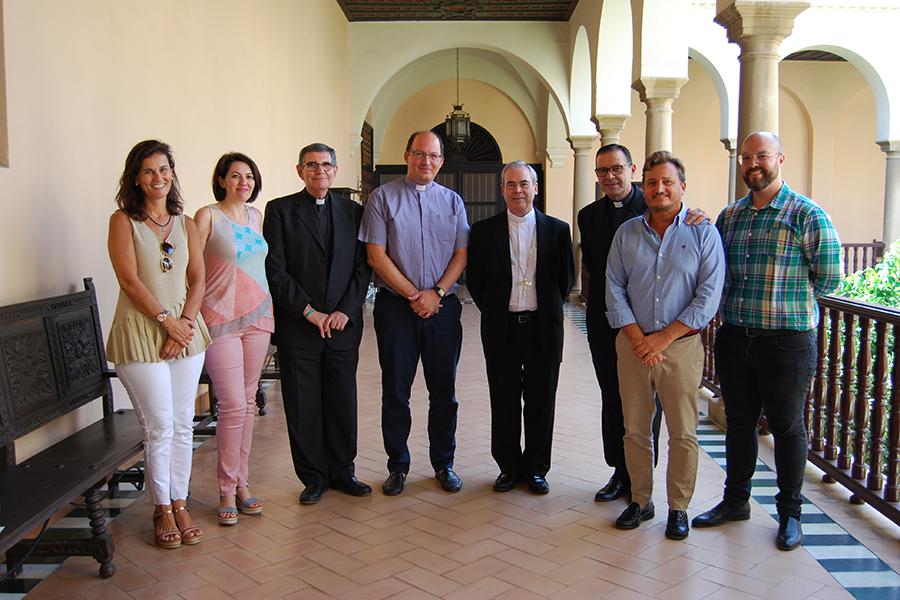 Don Jesús Catalá y José Sánchez Herrera, con el equipo encargado de la Administración Diocesana