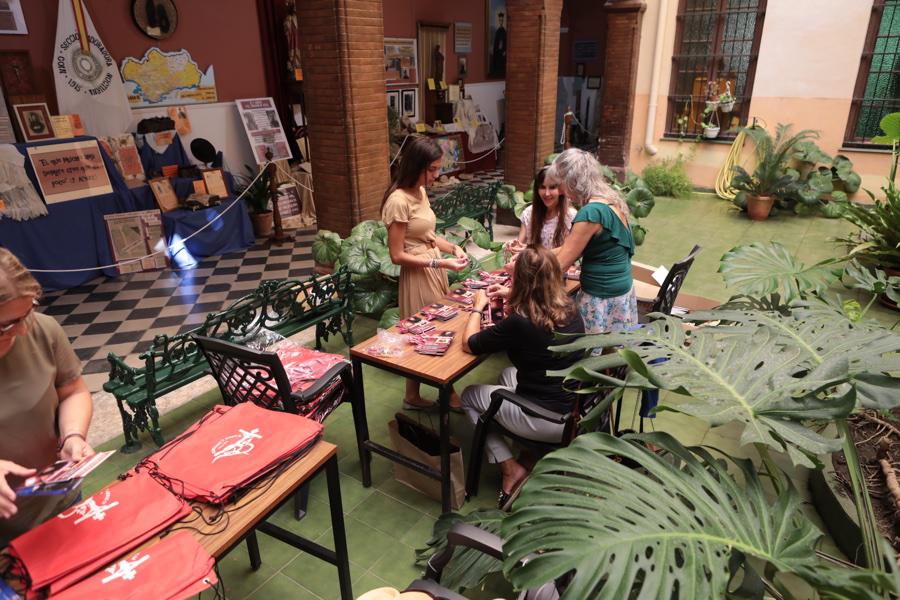 Los voluntarios del Padre Arnaiz preparan 10.000 mochilas