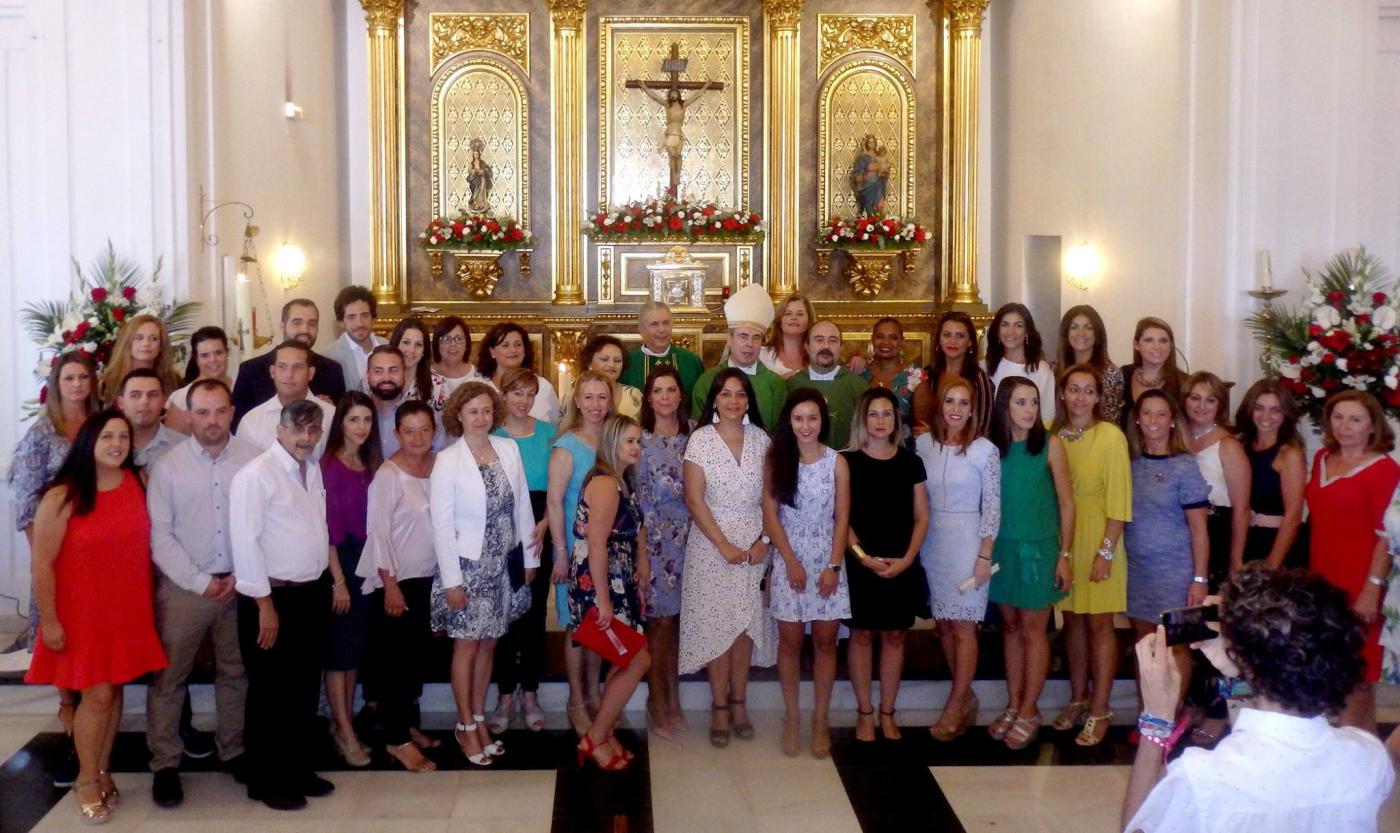 El Obispo confirma a un grupo de adultos en Benalmádena Pueblo