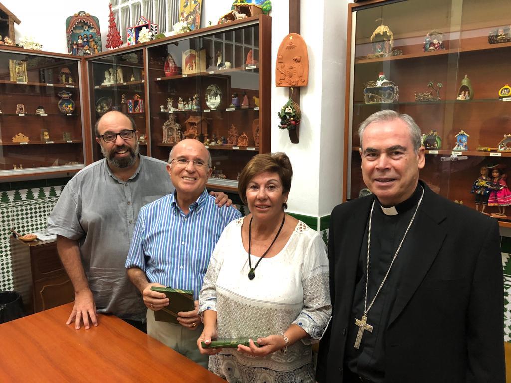 José Luis Marinetto (con camisa a rayas) ha sido el secretario de la Visita pastoral y recibió un detalle en nombre de todos los sacerdotes en agradecimiento por su servicio. En la foto junto a su mujer, Pepi, entre el arcipreste y el Sr. Obispo 