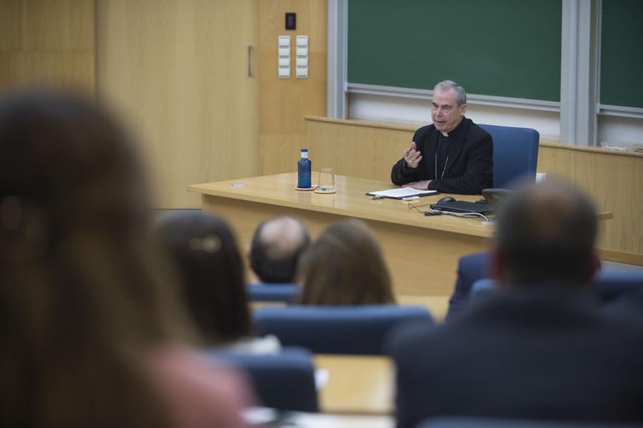Momento de la conferencia del Obispo de Málaga, Jesús Catalá, en el Instituto Internacional San Telmo