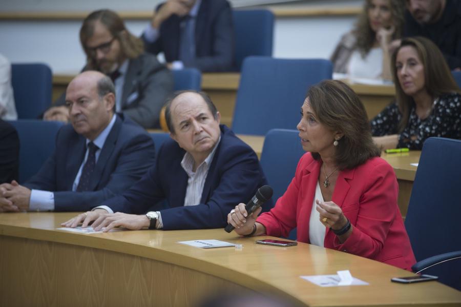 Momento de la conferencia del Obispo de Málaga, Jesús Catalá, en el Instituto Internacional San Telmo