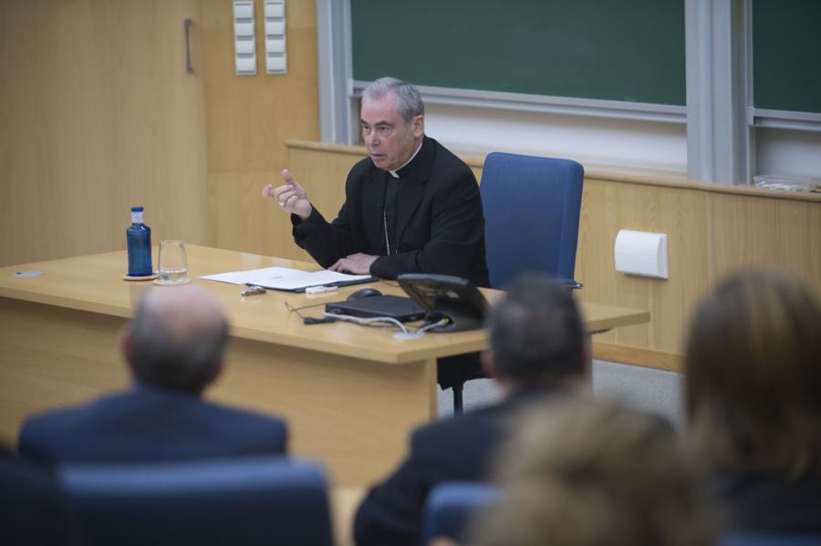 Momento de la conferencia del Obispo de Málaga, Jesús Catalá, en el Instituto Internacional San Telmo