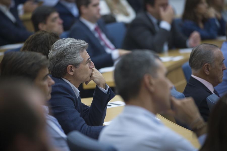 Momento de la conferencia del Obispo de Málaga, Jesús Catalá, en el Instituto Internacional San Telmo