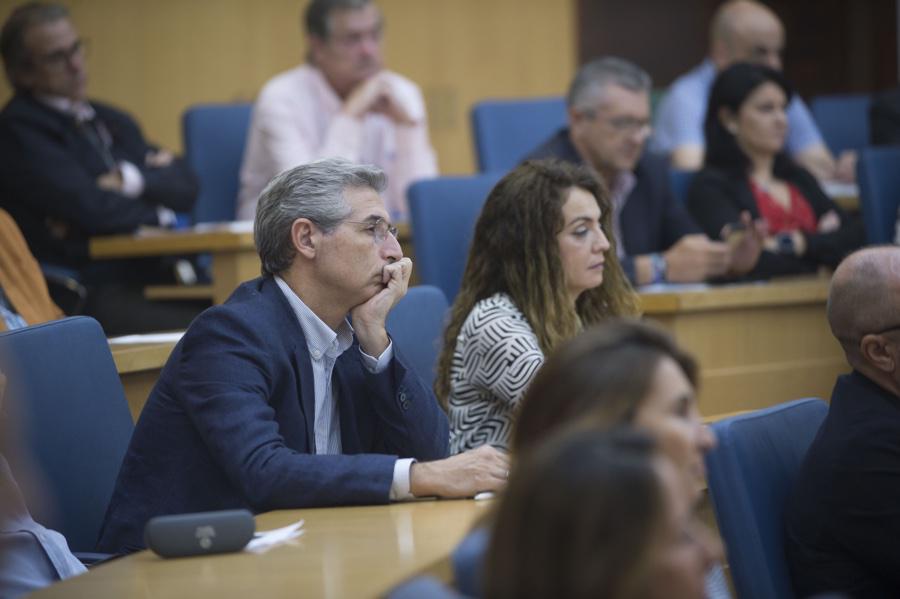 Momento de la conferencia del Obispo de Málaga, Jesús Catalá, en el Instituto Internacional San Telmo