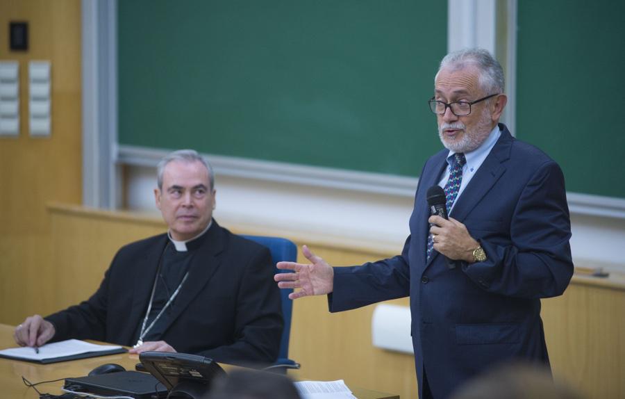 Momento de la conferencia del Obispo de Málaga, Jesús Catalá, en el Instituto Internacional San Telmo