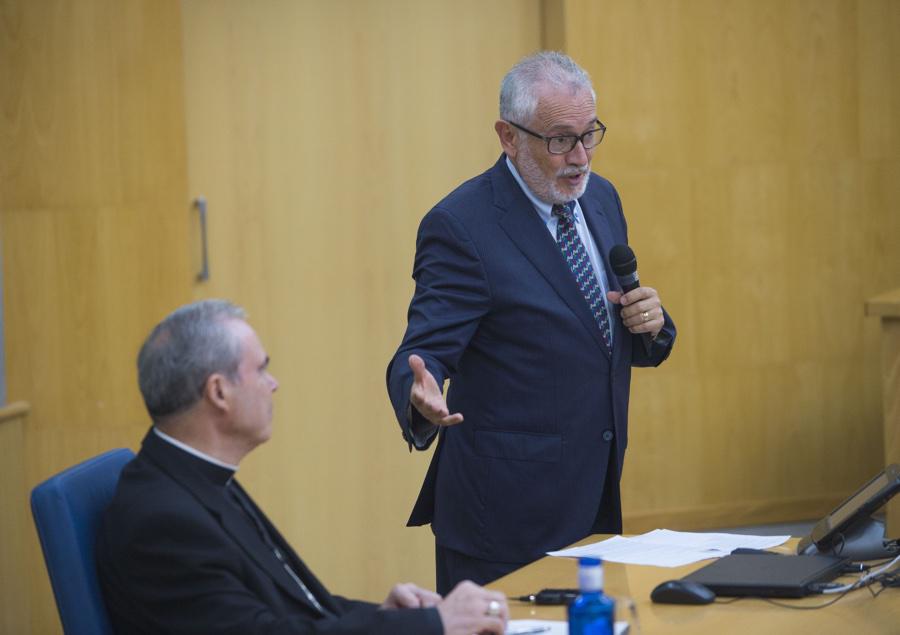 Momento de la conferencia del Obispo de Málaga, Jesús Catalá, en el Instituto Internacional San Telmo